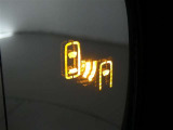 隣車線を走る車両をレーダーで検知し、ドアミラーでは確認しにくい後側方エリアに存在する車両に加え、急接近してくる車両も検知します。車両を検知するとドアミラーに搭載されたLEDインジケーターが点灯します。