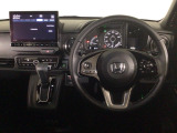 【ハンドル】運転にかかわる様々な操作を安全に行えるように視点移動が少なく操作性に配慮されたスイッチ類が凝縮されたコックピットです。