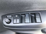 電動格納式ドアミラー付き。 狭い駐車場へ停めた時に、ボタン1つで左右のミラーをたたむ事ができます。