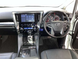 運転席周りのレイアウトをご覧ください。ナビゲーションが綺麗に装着されすっきり収まってますね!