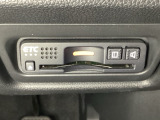ハンドルの右下にETCがついています。高速道路の料金所の通過も楽々です!。 カードの取り出しもしやすい場所についています。