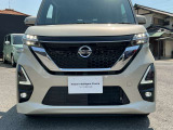 LEDヘッドライトです。ロービームにシャープな白光色のLEDランプを採用しました。