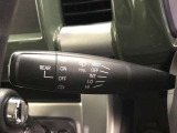 ワイパースイッチです。「INT」では間欠ワイパーの作動時間間隔を変更できます。リヤワイパーも操作できます。