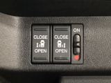 リアドアは乗り降りに便利な両側電動スライドドアです。また運転席に座っていながらスイッチ操作で自在にスライドドアを開け閉めできます。