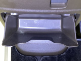 足元部分にはちょっとした小物を入れるのに便利な収納BOXもあります。
