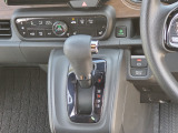 運転席より操作性の良いシフトレバーと、オートエアコンのスイッチ等の画像です。