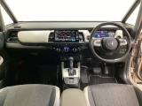 車内は光触媒抗菌消臭施工済です。インパネ周りはスタイリッシュなデザインで機能や装備も充実しています。グローブボックスやカップホルダーのほかにトレーなどたくさんの収納スペースが付いています。