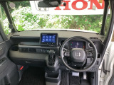 ご覧のように、視界が広く運転しやすいように設計されています。また、フルオートエアコンで快適です。
