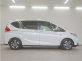 リアには左右スライドドアを採用。狭い駐車場でも開閉しやすく、強風の日でもドアが煽られにくくなっております。小さなお子さまやご年配の方も安心して乗り降りできます。