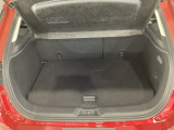 ラゲッジルーム内の凹凸をなくす事でスッキリした広がりを造りだし、荷物がスムーズに出し入れできる気持ちよさ、使い易さを実現!