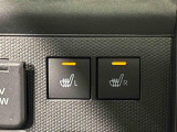 寒い日のドライブを快適にする運転席&助手席シートヒーターが付いてます。その隣にはアクセサリーソケット(12V/120W)も装備されています。
