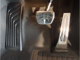 【ペダル】BMWはオルガン式アクセルペダルを採用しています。踏み込む足とペダルが同じ軌跡を描くため、かかとがずれにくく、アクセルコントロールがよりしやすくなるメリットがあります。