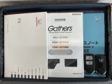 スマートキーは鍵をバッグに入れたままでもドアロックの開閉やエンジンのON・OFFができます。夜間や雨の日も鍵を探さなくて良いので便利です。