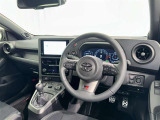 ドライバーファーストのコクピットを実現するために、スペースやレイアウトの工夫を施すことで、運転に集中しやすく、走りを存分に楽しめる設計になっています。
