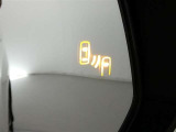 【BSM(ブラインドスポットモニター)】・・・隣の車線を走る車両をレーダーで感知。車両を感知するとドアミラーに搭載されたLEDインジケーターが点灯。