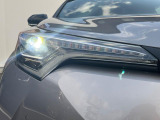 【LEDヘッドライト】悪天候や夜間走行時も良好な視界を確保し安心して運転できる高輝度LEDヘッドライトを装備!点灯速度が早く、消費電力も抑えられています。
