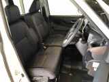 運転席の座面高さを調整できるシートリフターが付いています。フロントシートはベンチシートを採用で、座面も広く使い勝手もいいですよ♪