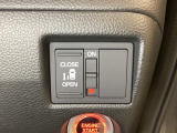 左側電動スライドドアは運転席からでも操作ができるように、ハンドル付近に開閉の操作スイッチが付いています。