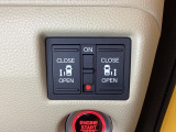 リアドアは乗り降りに便利な両側電動スライドドアです。また運転席に座っていながらスイッチ操作で自在にスライドドアを開け閉めできます。