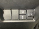ハンドルの右側にはヘッドライトレベライザーとVSA(ABS+TCS+横滑り抑制)の解除スイッチがついています。ヘッドライトレベライザーは道路状況や積荷の加重に応じてライトの高さを調節できます。