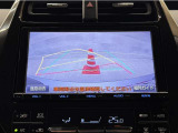 バックガイドモニター付きです。車の後方に小型カメラが付いており、バックする際の後方の様子をモニター上に表示します。