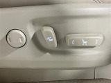 【パワーシート(電動シート)】シートを電動で、前後にスライドまたは上下の高さなどを調整することができます!細かい操作もスイッチ一つでできるので、とても便利です!