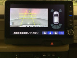 バックでの車庫入れも安心です! リアカメラが付いているバックモニター付のナビを装備しております。バンパーについているソナーや、操作線もついており距離感も画面から確認できます。