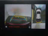 パノラミックビューモニター付きです。車両を上から見た様な映像を画面に表示。運転席からの目視だけでは見にくい、車両周辺の状況をリアルタイムでしっかり確認出来ます。