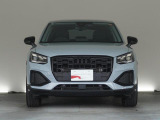 Audiデザインの特徴であるシングルフレームグリルが存在感を主張します。
