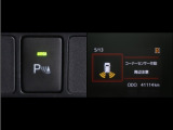 コーナーセンサーを装備。障害物までの距離に応じて警告音を変えてお知らせ。縦列駐車時や駐車場・車庫等での取り回しをサポートします。詳細は販売店スタッフまでお尋ね下さい。