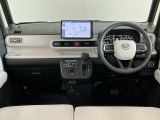 【インパネ】運転のしやすさを最優先に設計された見晴らしの良いフロントビュー。車両間隔が掴みやすく狭い道でも安心♪「安全」と「品質」を最優先に、安心してお乗りいただけるクルマを提供いたします。