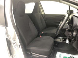 運転席周りは、包み込むようなシルエットで囲まれており、座ればコックピットにいるかのような気分にさせてくれます♪