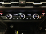 オートエアコンは左右席で独立温度コントロールが可能です。運転席はキンキンに冷やして助手席はマイルドにと言った設定が可能です☆暑さ寒さでケンカすることもなくなりますね♪