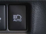 オートマチックハイビームとは、先行車や対向車のライトを認識し、ハイビームとロービームを自動で切り替える機能です。夜道の視界を確保します。詳細は販売店スタッフまでお尋ね下さい。