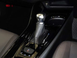 電動パーキングブレーキ・ブレーキホールドを装備してます。ホールド機能は信号待ちが多い一般道で疲労軽減になり、大好評です!