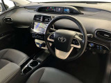 運転席周りのレイアウトをご覧ください。ナビゲーションが綺麗に装着されスッキリ収まってますね!操作スイッチも手が届きやすくわかりやすいです!
