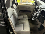 運転席の画像です。足元やシートまわりに余裕があり、リラックスした姿勢で運転が可能です。視界も良好で操作系へのアクセスもしやすく、快適で安心感のあるドライブをサポートします。