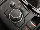 「MAZDAコネクト」コマンダー部 手元を見ることなく操作出来るように左手を自然に降ろした位置に設置。シンプルで使いやすく、機能を覚えやすいボタン配置になっています。