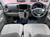 [フロントシート]インパネにシフトが付いているので足元広々!運転席から助手席の移動も楽々♪どちらからでも乗り降り出来るので、狭い場所の乗り降りも楽ちんですよ♪