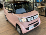 ■ピンク&times;ブラウンの2トーンカラーが愛らしい印象のワンオーナー車。1.7万キロの使用感の少なさも魅力です。