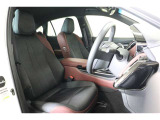 厚みがあって、座り心地のいいシート。運転席も助手席もリラックスしてゆったりと座れます。