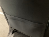 【収納】後部座席収納。散乱しがちな小物を収納するのに便利です。お子様のおもちゃやティッシュボックス、書類等様々なものの収納が可能です。