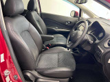 運転席も広くゆとりのある室内です