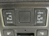 【両側パワースライドドア】スマートキーや運転席のスイッチで後席両側スライドドアの開閉が可能♪電動だから力を入れてドアを開ける必要が無く、小さなお子様でも簡単に開け閉めでき快適です♪