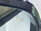 ブラインドスポットモニター 左右斜め後ろを平行して走る車を認識し、車線変更の際に危険を察知するとドライバーへ警告を促します。夜・雨・トンネル内など走行時の環境が悪い時ほど便りになる安全装置です。