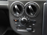 エアコンはシンプルなダイヤル式で、視線を落とさずに指先の感覚で操作が可能です。