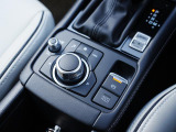 マツダコネクトを操作するコマンダーコントロールです。運転中に自然と手の触れる位置に配置されています。