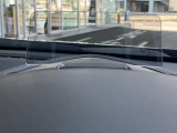 目線を上に向けて、前方視界を良くする、ヘッドアップディスプレイを装備。