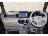 操作性に優れた運転席となります!小物入れや各ボタンの配置にこだわり、使いやすいです!座り心地もよく視認性も良好なのでロングドライブもお任せ下さい!