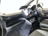 シックな色使いの運転席周りですね。すっきりとしたデザインで上品な色使いです。居心地の良い運転席、長く座ってられるリラックスできるデザインがいいですね。